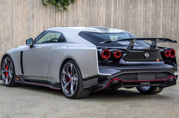 Каросерията е боядисана в Liquid Silver за 25 хил. евро, монтирано е задно крило (още 35 хил.), а в интериора черна кожа е комбинирана с алкантара и карбонов декор. 3,8-литровият V6 двигател с двоен компресор докарва мощност 710 к.с. и работи с автоматична скоростна кутия. Всички автомобили са разпродадени, така че за този могат да се платят много повече пари от оригиналната цена.